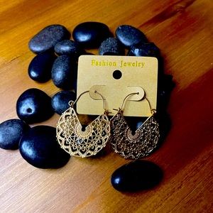 Brand new gold fashion earrings lightweight